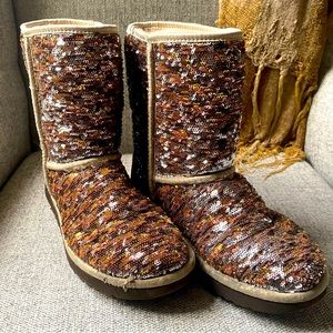 UGG Women's Beige & Gold Sequin Camaya Pull-on Cozy Boot Shoes.